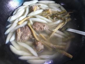 面疙瘩煮到第二次水沸之后，放入提前烧好的腌肉炖笋