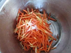 胡萝卜切丝，加入盐腌制一会，让胡萝卜丝塌架，这样容易煎