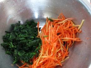 焯烫好的荠菜切碎放入