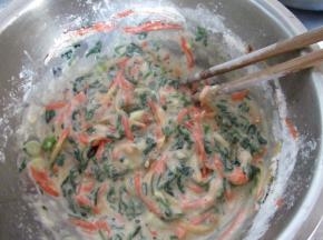 加入面粉再加适量水调成煎饼糊，