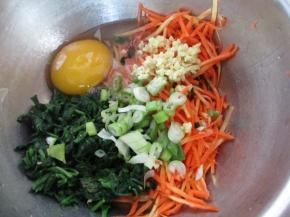 葱姜末放入，再放一个鸡蛋