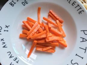 稍微过下油就可以捞起来备用了，因为胡萝卜的营养素需要跟油在一起才能更好得被人体吸收