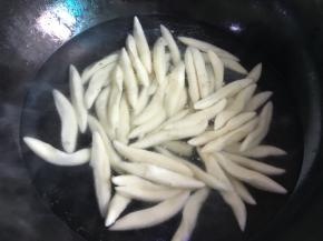 锅内重新放水烧开，放入面疙瘩