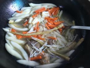 等腌肉稍微炖出味道，再放入金针菇和胡萝卜