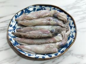 所需食材：小鱿鱼6条，我京东买的，特别新鲜。