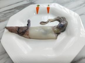 把解冻的鱿鱼洗干净，去除内脏，尾部，眼睛，还有鱿鱼皮，再次用清水冲洗干净。（如果你不愿意去皮也可以。）