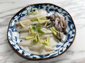 葱姜切丝，翻去去皮的鱿鱼中。