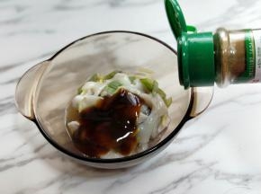 再加入胡椒粉。