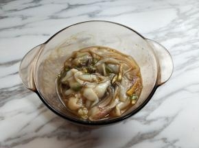 抓拌均匀，（可以戴一次性手套）腌制45分钟。