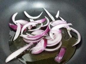 起油锅，油温6成时加入切好的洋葱煸炒，把洋葱丝炒出香味，变软。