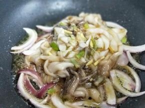 之后倒入腌制好的鱿鱼，大火2分钟。