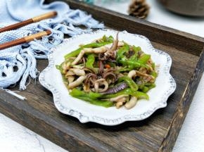 盛出装盘，撒上了几粒枸杞做装饰。