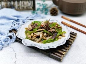 如果你喜欢吃辣的那么可以加一些红辣椒。就这简单的几步，切好，腌制，下锅快速翻炒，就可以炒出鲜美可口的鱿鱼，俩孩子说没吃够，下次让我多做一些。