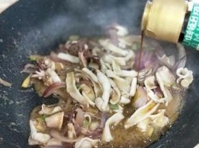 再滴几滴鲜露，再加入切好的青椒丝，加入十香，最后加入白砂糖快速翻炒均匀，即可关火。