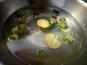 锅里放适量清水，放入葱花，姜片，花椒，大料。开中火。