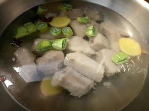 水热了放焯好的排骨，加点生抽。中火烧开转小火。