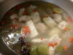 半个小时后放入枸杞子，继续小火炖。