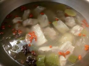 半个小时后放入枸杞子，继续小火炖。
