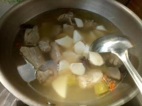 半个小时之后，放入山药。放盐。继续炖20分钟。