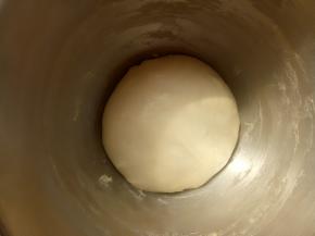 揉好的面团盖保鲜膜26度左右进行一发(一发温度不要超过28度)