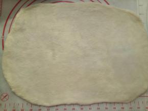 把面团擀成宽度与模具等长的长方形。