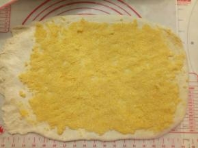 把做好的椰蓉馅如图所示平铺在上面（椰蓉馅的制作方法见小贴士）。