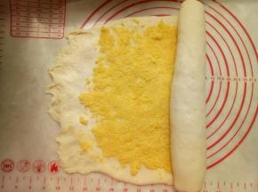 从右向左卷起来。