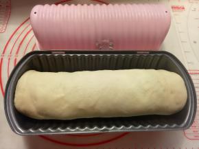 把卷好的面团放入阳晨450克圆形吐司盒里，盖上盖子进行二发（二发温度不要超过38度）