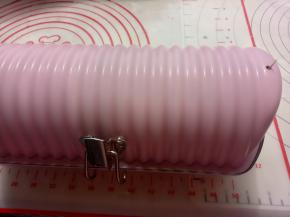 用之前教给大家的小妙招（取一根牙签在1CM的位置做个记号，从模具的小孔轻轻放进模具里，牙签的一端要露出来）。