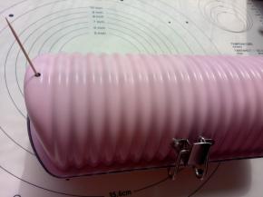 牙签会随着面团的发酵慢慢升起来，当记号露出来的时候就证明二发已经到位了，取出牙签准备进烤箱。