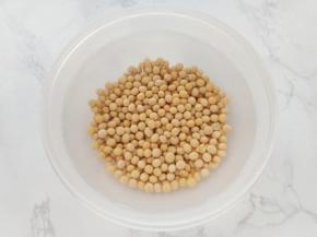 150克黄豆用足够的水浸泡。