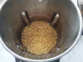 将泡好的黄豆冲洗滤水后，倒入豆浆机，再加入1200毫升水。