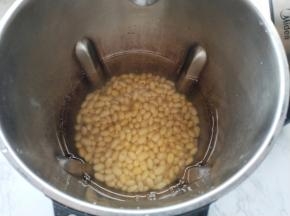 将泡好的黄豆冲洗滤水后，倒入豆浆机，再加入1200毫升水。