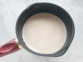 用滤布过滤出生豆浆，大概得到1升左右的豆浆。即使是破壁机打得很细腻，也要过滤噢！