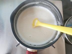 把豆浆倒入不沾的奶锅，小火煮开后再煮3分钟。注意不要溢出来，关火放凉1－2分钟至85摄氏度。