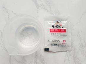 这时准备好30毫升温水和3克内脂。这种内脂3克一袋，正好做一升豆浆，非常方便。