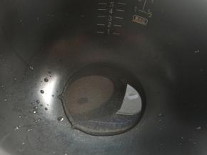 用温水把内脂化开，倒入电饭锅里。