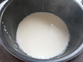 把豆浆从高处倒入电饭锅里，不需要搅拌，可以撇去浮沫。