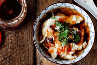 [咸豆腐脑儿]锅中放小半碗水烧开，放入干虾皮和紫菜后关火。另取一个碗，在碗中放入1勺生抽，半勺芝麻油，舀入几勺内脂豆腐，再放上虾皮和紫菜，撒点榨菜粒花生碎和香菜碎，淋上辣椒油，鲜美得不得了！