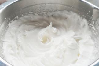 [蛋白霜]蛋白用电动打蛋器打出粗泡后分三次加入细砂糖，打发至坚挺状态。