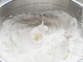 [蛋白霜]蛋白用电动打蛋器打出粗泡后分三次加入细砂糖，打发至坚挺状态。