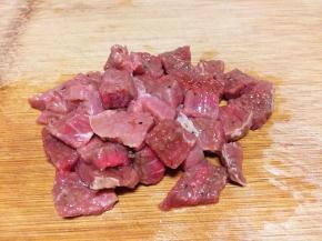 牛肉切块备用。