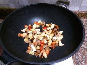 放入香菇、杏鲍菇、胡萝卜翻炒1分钟。