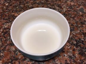 取碗装入少半碗清水加入一勺淀粉拌匀备用。