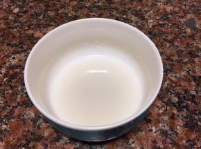 取碗装入少半碗清水加入一勺淀粉拌匀备用。