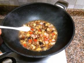 加入适量盐和蚝油翻拌均匀，煮至汤汁浓稠。