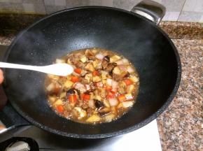 加入适量盐和蚝油翻拌均匀，煮至汤汁浓稠。