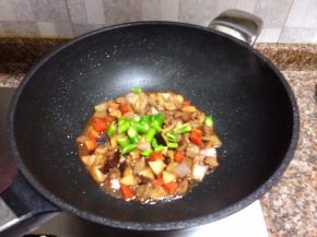 放入青椒翻炒片刻。