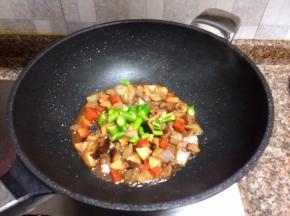 放入青椒翻炒片刻。
