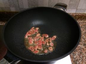 放入牛肉快速翻炒变色。